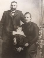 Hans Bertram Holmen og kona Marie Børøsund med et av sine barn 