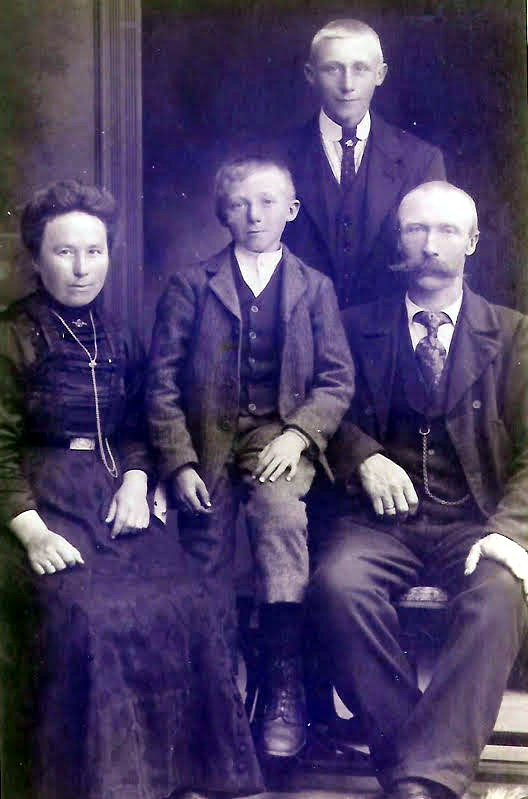Anton og Ingeborg Skibnes med barna Alf og Inge