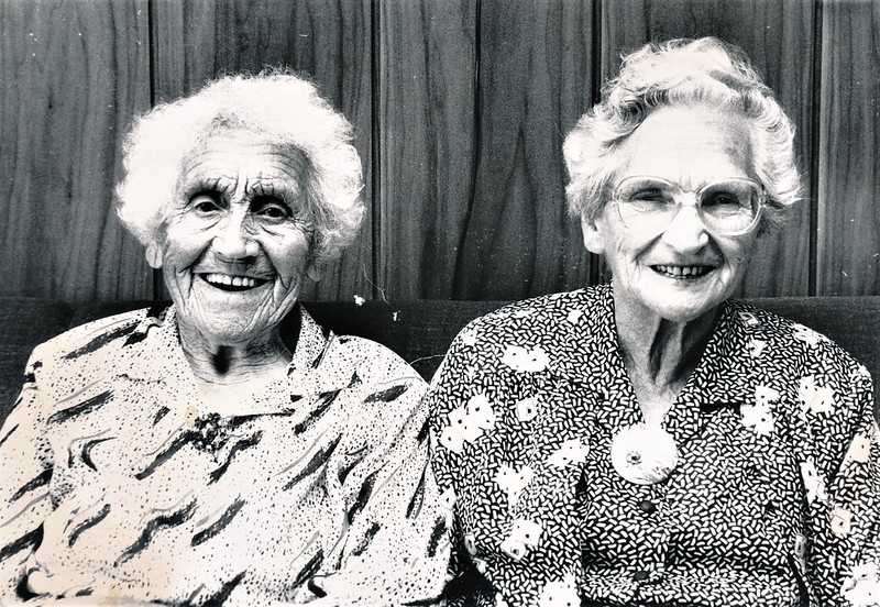 Emilie Strand (tv) og Sofie Hokstad Strand