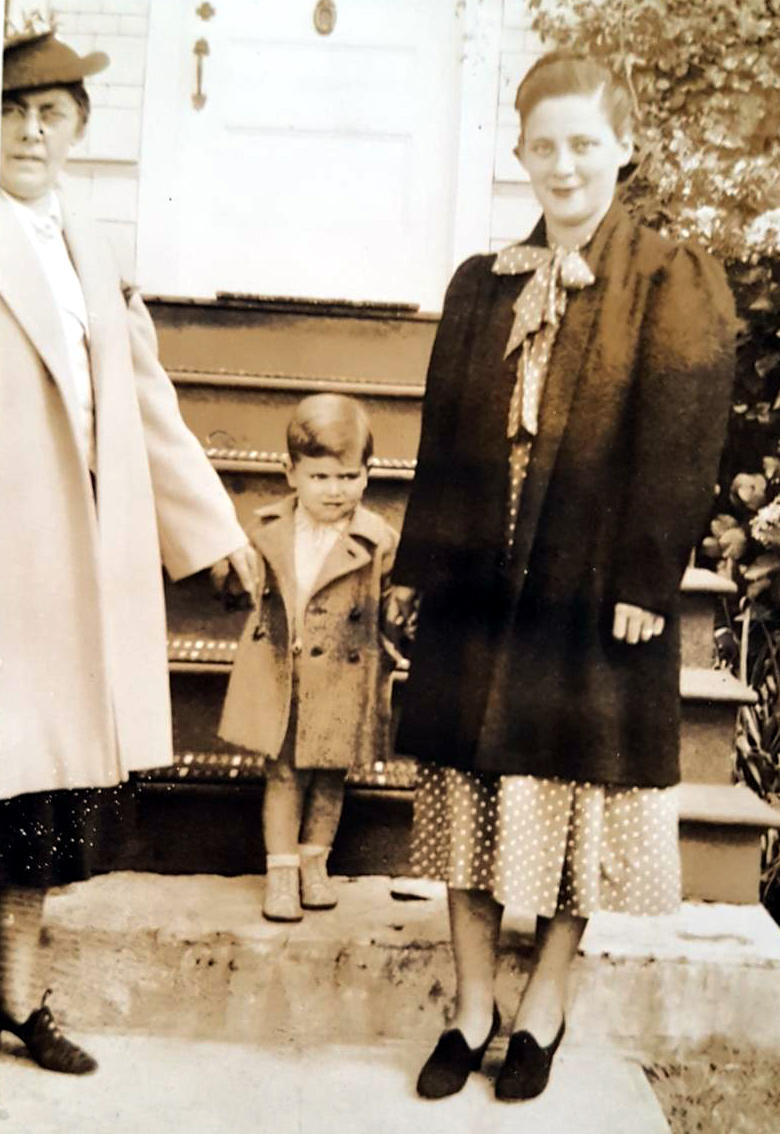 Signe Myhre Elde sammen med datteren Evelyn og barnebarnet Petey (John Francis). Bildet er tatt i Seattle i 1938.