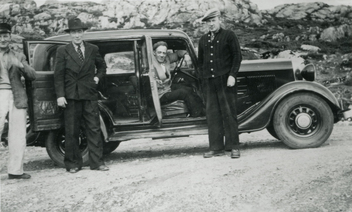 Olav Meinhard Hestnes i sin (første?) drosjebil