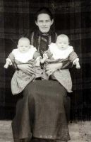 Henriette Fjeldvær med sine tvillinger Johanna Mathea og Stina Henriette.