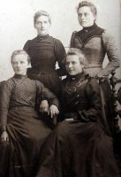 Karen Gabrielsdatter Ansnes (t.h. foran) Karen Gabrielsdatter Ansnes (t.h. foran)