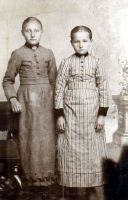 Sofie Alette Gabrielsdatter Gjevik og søskenbarnet Anna Hansdatter Gjevik Sofie Alette Gabrielsdatter Gjevik og søskenbarnet Anna Hansdatter Gjevik