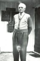 Ørnulf Strøm står ved Innhitra postkontor i 1967. KSTf.2087.jpg